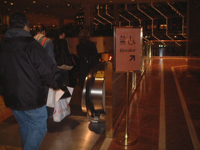駅へ向かう途中のエレベーターへの誘導サインの写真