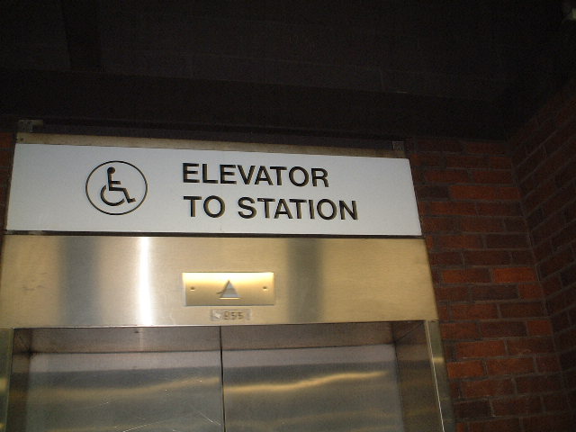 駅へ向かうエレベーターの写真