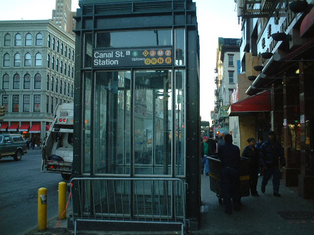 地下鉄へのエレベーターの写真